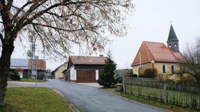 Bild: do
Auch der Dorfmittelpunkt von Höflas soll per Dorferneuerungsmaßnahme aufgewertet werden. Bei der Straßensanierung ist allerdings aufgrund von Richtlinien des Amts für Ländliche Entwicklung statt der geplanten Oberbauverstärkung ein Vollausbau erforderlich.