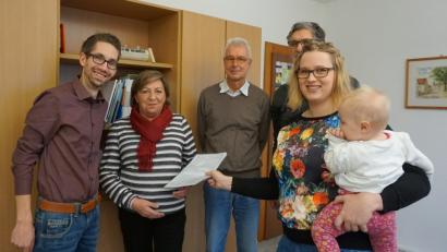 Bild: sei
Johannes Neumann (links) reicht mit seiner Frau Katharina (rechts) und Johann Mayer (Dritter von rechts), Kreissprecher der Grünen, den Wahlvorschlag bei Wahlleiterin Rita Steiner (Zweite von links) und geschäftsführenden Beamten Stefan Diedl (Mitte) ein.
