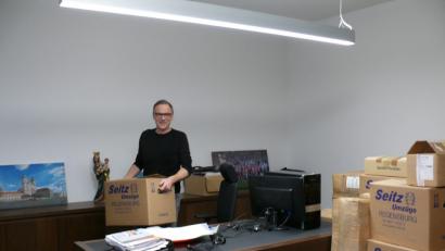 Bild: kgg
Bürgermeister Bernd Sommer packt beim Umzug selbst mit an.