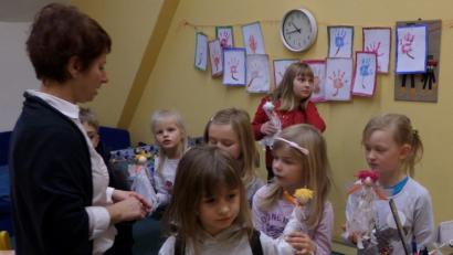 Bild: ela
Begegnung mit tschechischen Freunden. Die Etzenrichter Schulkinder sehen sich in Eger um und basteln mit den Kindern Weihnachtliches.