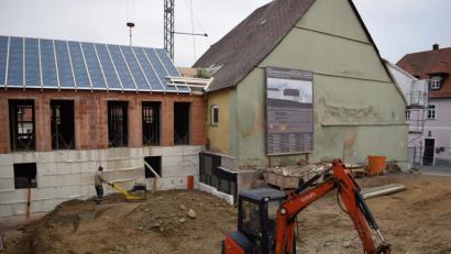 Bild: szl
Zwar ist die Stadt nur indirekt bei der Sanierung des „Haus St. Elisabeth“ beteiligt, dennoch zeigt sich Stahl in seiner Weihnachtsansprache begeistert von dem, was dort entsteht.