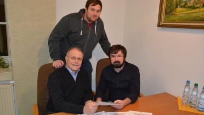 Bild: jr
Das erste Exemplar des neuen Junge Union-Jahreskalender mit allen wichtigen Terminen erhielt am Donnerstagabend Bürgermeister Max Bindl von Redaktionsleiter Robert Weiß (rechts). JU-Vorsitzender Sebastian Härtl (stehend) dankte Robert Weiß für diese enorme Arbeit seit nunmehr 15 Jahren.