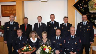 Bild: slh
Für 40 Jahre aktiven Dienst wurden Franz Jungwirth (sitzend, Zweiter von rechts), Hermann Schreyer (links) und Josef Klinger (rechts) gewürdigt. Zur Auszeichnung gratulierten Bürgermeister Konrad Kiener, Stellvertretender Landrat Joachim Hanisch, Kommandant Christian Demleitner und Kreisbrandinspektor Johann Gietl.