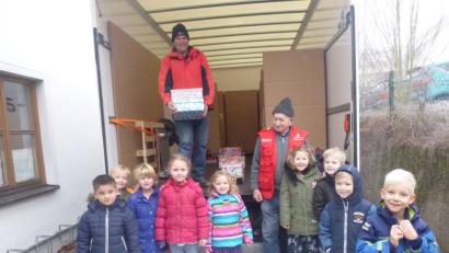 Bild: cv
Die Buben und Mädchen trugen ihre Pakete natürlich selbst zum Lastwagen.