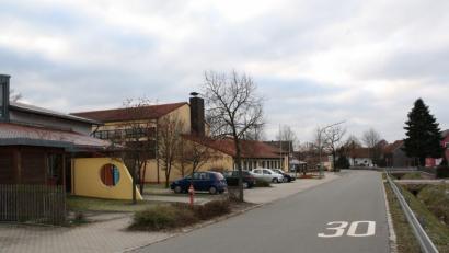 Bild: bjp
30 heißt 30: Wer dies in Wohnstraßen oder in der Parksteiner Straße beim Kindergarten "vergisst", wird mit einem Verwarnungs- oder Bußgeld daran erinnert. Mit Abzocke habe das nichts zu tun, betont Bürgermeister Hallmann.