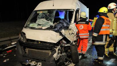 Bild: gf
Der Fahrer des Kleintransporters wurde bei dem Aufprall auf den Laster in seinem Wagen eingeklemmt. Auch nach dessen Rettung gab es noch viel für die Einsatzkräfte zu tun.