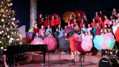 Bild: Kunz
Kein Schnee, dafür "Regentropfen", die der Unter-, Mittel- und Oberstufenchor erfolgreich mit bunten Schirmen abwehrt.