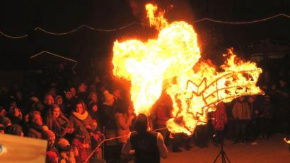 Bild: Hirsch
Der Feuerspucker entzündete den Weihnachtsstern.