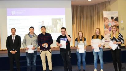 Bild: exb
Die erfolgreichen Auszubildenden des Beruflichen Schulzentrums mit ihrer Lehrerin Veronika Dehling (rechts) und dem Jury-Vorsitzenden des Bundeswettbewerbs für Fremdsprachen, Frank Rogall (links).