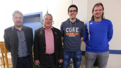 Bild: rro
Andreas Meyer (Zweiter von rechts) wird ab der Saison 2019/20 Spielertrainer beim TSV Dieterskirchen. Vorsitzender Robert Becher, der scheidende Coach und künftige Co-Trainer Manfred Dirscherl und Abteilungsleiter Thomas Weiß (von links) freuen sich.