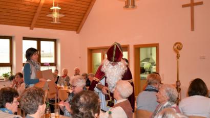Bild: rgr
Auch der Nikolaus besucht bei der Adventfeier der evangelischen Kirchengemeinde die Senioren.
