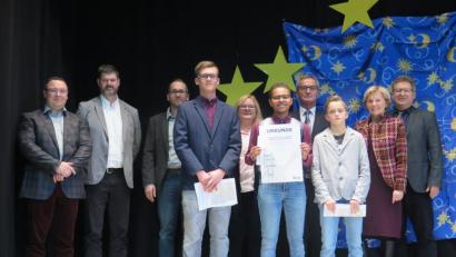 Bild: jzk
Realschuldirektor German Helgert (rechts), Konrektor Holger König (links), Konrektorin Sandra Hering (Sechste von rechts), Bürgermeister Werner Nickl (Vierter von rechts) und die Schülersprecher Henry Wegmann, Isabell Frazier und Joshua Riedl freuen sich über die Ehrung für außerunterrichtliche Aktivitäten, die Ministerialbeauftragte Maria Kinzinger (Zweite von rechts) vornimmt.
Auch die beiden Zukunfts-Coaches Wolfgang Büttner und Wolfgang Prebeck (Zweiter und Dritter von links) gratulieren zu der Auszeichnung.