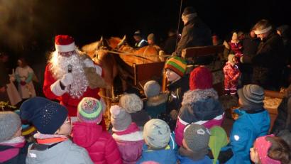 Bild: sl
Der Nikolaus verteilt seine Gaben unter der Riesenschar von Kindern.