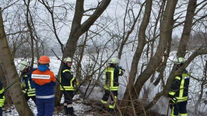 Bild: dob
Die wilde Ablagerung im Gebüsch am Gagernweg brannte. Die Feuerwehr hatte das Feuer am Samstagvormittag schnell unter Kontrolle.