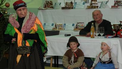 Bild: gfr
Die kleine Gretel schaut ein bisschen verzagt, ihr Bruder Hänsel grinst aber schon ganz kess: Schließlich ist die Hexe, die bei der Klösterlichen Weihnacht vorbeikommt, gar nicht so bös. Reinhold Escherl (im Hintergrund) erzählt die ganze Geschichte.