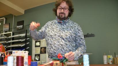 Bild: Sonja Kaute
Beim Einpacken von Geschenken legt der Chef von „Sonna Geschenke und Haushaltswaren“ auch selbst Hand an. Er weiß, was dabei zu beachten ist.