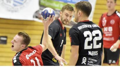 Bild: Hubert Ziegler
Der Sulzbacher Spielmacher Daniel Luber (Mitte am Ball) wird am Gästekreis von den Erlangern Jörn Marks (rechts) und Benedict Wackersreuther (Mitte) gefoult, während der Sulzbacher Rechtsaußen Patrick Klee (rechts hinten) die Szene beobachtet.