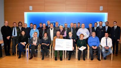 Bild: Schmola, Werner
Vorweihnachtliche Freude verschenkt die Volksbank-Raiffeisenbank Nordoberpfalz am Freitag an 30 Vereine und Einrichtungen aus der Region. Zur Spendenübergabe waren die Vereinsvertreter in die Altenstädter Volksbank-Filiale gekommen, wo ihnen Gerhard Röbl, Regionalmarktleiter Neustadt/WN, Felix Weiser, Geschäftsstellenleiter Altenstadt/WN, Wolfgang Hösl, Geschäftsstellenleiter Parkstein, und Gerhard Pankotsch, Geschäftsstellenleiter Wurz, insgesamt 8700 Euro überreichen.