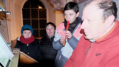 Bild: ohr
Kirchenmusiker Michael Koch (rechts) gestaltete mit seinen beiden Töchtern Sarah (links daneben) und Lucia (links/Bass) sowie Ehefrau Birgit (Gesang) die Geistliche Abendmusik zum Advent in der Alten Pfarrkirche.