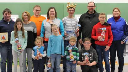 Bild: att
Gut organisiert ist das Weihnachtsschießen der Jugend. Jeder bekommt einen kleinen Preis. Die Jugendleiter freuen sich mit den Kindern: Daniela Haas, Florian Schmidt, Sieger Joshua Zahn, Jennifer Wegmann, Rainer Huff, Conny Glaser und Andreas Heinz (hinten, von rechts).