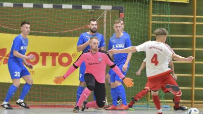 Bild: Hubert Ziegler
Sebastian Bauer (rechts) vom VfB Rothenstadt zieht vor dem Vilsecker Torhüter Michael Ruppert ab. Im ersten Spiel der Vorrundengruppe 4 gewann der FV Vilseck mit 4:1, am Ende schaffte es auch der Verlierer in die Zwischenrunde der Futsal-Kreismeisterschaft.