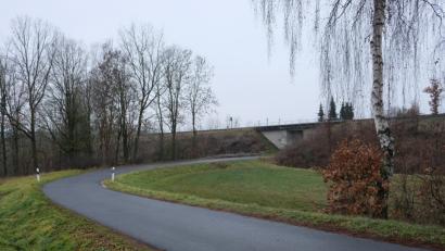 Bild: do
Landwirten, Höflaser Bürgern und Radfahrern: Allen soll, wie vom Amt für Ländliche Entwicklung gefordert, eine Verstärkung des Oberbaus auf der Ortsstraße in Richtung Höflas nach allgemein gültigen Technik-Richtlinien Vorteile bringen.