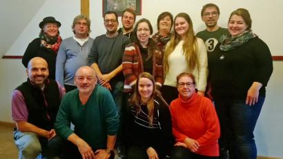 Bild: sön
Die Goaslandler beim Probenwochenende auf Burg Trausnitz. Vorsitzende Franziska Haas (stehend rechts), Regisseur Gerhard Schnabel (kniend, Zweiter von links) und die gesamte Mannschaft.
