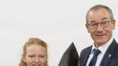 Bild: sam
Emily Rödl mit Bürgermeister Erwin Geitner.