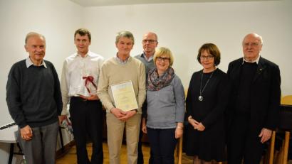 Bild: fdl
Cäcilienfeier (von links): Pfarrer Hans-Peter Bergmann, Andreas Basler, Gerhard Basler, Kirchenpfleger Joachim Winkler, Chorleiterin Dorothea Meyer, Pfarrgemeinderatssprecherin Anita Falk und Ruhestandspfarrer Konrad Kummer.
