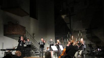Bild: aks
Friedvolle Stimmung verströmten Stefanie Rösch (vorne, rechts) und ihr Streicherensemble mit Gabriel Faurés "Pavane".