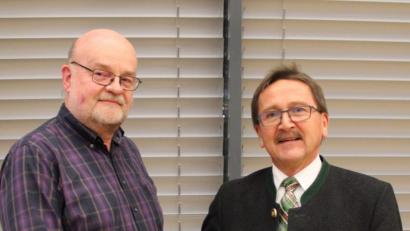 Bild: ckl
Bürgermeister Hans Donko (rechts) begrüßt den Umsetzungsbegleiter für das Modellprojekt der Staatsregierung Roland Lochner. Die Seniorenarbeit in Erbendorf soll künftig zentral koordiniert werden.