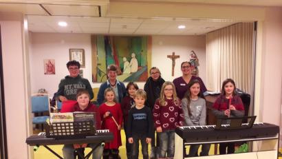 Bild: öt
Die Instrumentalgruppe aus Pullenreuth unter der Leitung von Sue Clark-Schmidt (hinten Zweite von links) begeistert die Bewohner des Senioren-Servicehauses Neusorg mit ihren Musikstücken. Stefanie Bodenschatz, Leiterin soziale Betreuung (hinten rechts), heißt die Gruppe in der Einrichtung willkommen.