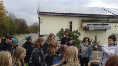 Bild: exb
Mittelschüler lassen sich vor Ort über die Erzeugung erneuerbarer Energie informieren.
