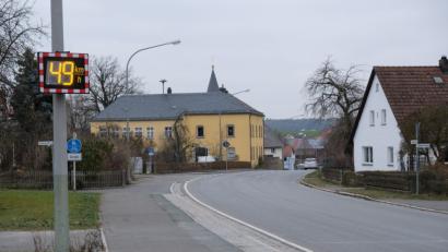 Bild: do
Eilige Verkehrsteilnehmer müssen eventuell bald unter anderem in Tremmersdorf mit Blitzern rechnen. Bürgermeister Albert Nickl drängt auf Radarkontrollen durch eine Organisation zur kommunalen Verkehrsüberwachung. Eine Entscheidung darüber soll im Januar im Gemeinderat fallen.
