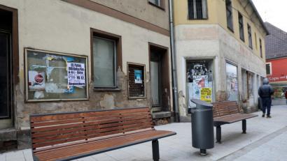 Bild: Götz
Die neuen Bänke in der Ebert-Straße vermögen den Schandfleck dahinter nicht zu kaschieren. Den heftigen Kontrast sprach SPD-Fraktionschef Franz Schindler im Stadtrat an.