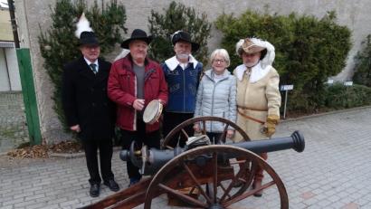 Bild: hcz
Manfred Köhler (Zweiter von links) mit den Gratulanten vom "Fähnlein von der Weyden".