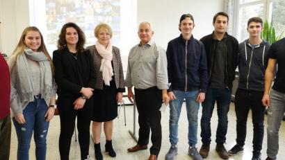 Bild: ohr
Michael G. Möhnle (Mitte) und Seminarleiter Reinhold Waldecker (links) sowie Schulleiterin Rosina Pimmer (Vierte von links) bedankten sich bei den Sprechern der drei Arbeitsgruppen der 11. und 12. Klassen für das kritisch reflektierte Eintreten für Europa.