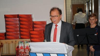 Bild: bjp
Bürgermeister Werner Walberer würdigt die ehrenamtliche Arbeit des früheren Stadtrats Norbert Höfer. Ihn selbst konnte Walberer leider nicht begrüßen: Aus gesundheitlichen Gründen war Höfer verhindert, die Bürgermedaille persönlich in Empfang zu nehmen.