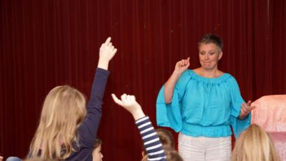 Bild: bkr
Sabine Kreiner erzählt im SOS-Kinderdorf Oberpfalz in Immenreuth Geschichten über den Mond und Märchen.