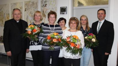 Bild: heb
Die Ehrungen langjähriger Beschäftigter sind alljährlich der Höhepunkt bei der Weihnachtsfeier des Elisabethenvereins. (Von links nach rechts) Stadtpfarrer Georg Flierl, Gabriele Zölch, Andrea Kruppa, Pflegedienstleiterin Cordula Köhler, Petra Hegen, Gabriele Zeller und Geschäftsführer Rainer Schmid.