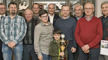 Bild: Petra Hartl
Vereinsmeister und Geehrte mit (von links) Bürgermeister Michael Göth, Ingo Breckner, Georg Eichenseer senior, Christian Struppeck, Lukas Breckner, Walter Schlenk, Markus Breckner, Georg Eichenseer junior, Werner Troidl, Hans Dehling, Richard Hiltl.
