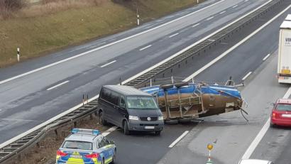 Bild: szl
Zum Stau kam es auf der Autobahn A93 bei Pechbrunn, nachdem ein VW-Transporter mit einem Boot auf dem Anhänger ins Schleudern kam und gegen die Mittelleitplanke geprallt war. Verletzt wurde niemand: Der Fahrer und seine Frau kamen mit dem Schrecken davon.