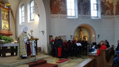 Bild: sip
Der Bischof Nikolaus beim Lesen aus dem goldenen Buch, dem alle gespannt lauschen - auch der Chor "Just for Joy" hört zu, was der heilige Mann zu erzählt.