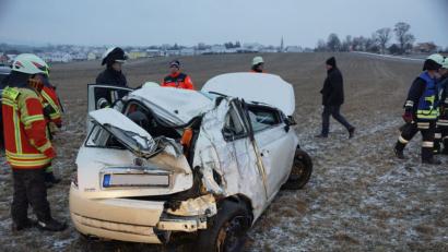 Bild: bkr
Wegen Schneeglätte und nicht angepasster Geschwindigkeit kommt am Sonntagnachmittag eine 19-Jährige auf der Staatsstraße von der Fahrbahn ab. Ihr Auto touchiert erst einen Baum, überschlägt sich und bleibt auf einem angrenzenden Feld liegen. Die Fahrerin wird bei dem Unfall nur leicht verletzt.