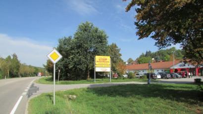 Bild: sam
Der bestehende Netto-Markt Rieden mit dem Zufahrtsbereich. Im Zuge des geplanten Neubau sollen hier der Rad-und Fussweg umverlegt werden.