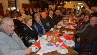 Bild: jr
Gut gehen ließen es sich die Konnersreuther Senioren bei der vorweihnachtlichen Seniorenfeier, zu dem das Rote Kreuz am Sonntagnachmittag in den Schiml-Saal eingeladen hatte. In gemütlicher Runde genossen die Senioren die adventlichen Spezialitäten und das Beisammensein.