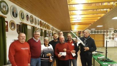 Bild: exb
Ortsvereinsvorsitzender Herbert Hammer und sein Stellvertreter Manfred Weiß (von links) mit Carola Idzinsky (Trostpreis), Schützenmeister Martin Plommer, Jugendleiter Roland Bäumler sowie den Preisträgern Günther Merkl (2. Platz), Sieger Reiner Nachtigall und Ronald Wesche (3. Platz).