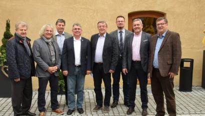 Bild: bö
Die im Aktionsbündnis „Für mehr Wertschätzung unserer Gemeinden“ zusammengeschlossenen Truppenübungsplatz-Anrainergemeinden fordern eine Beendigung ihrer Ungleichbehandlung und ein Bekenntnis der Staatsregierung zur Mitverantwortung bei den Behördenfehlern.