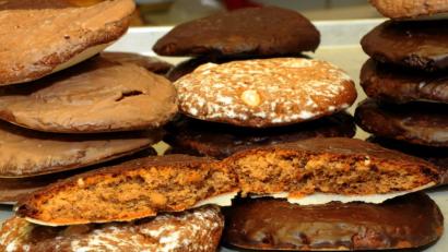 Bild: Stephan Huber
Zum Anbeißen süß, mit Schokolade oder Fadenzucker-Guss überzogen und innen schön saftig: Lebkuchen gehören zur Weihnachtszeit einfach dazu.