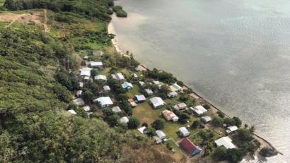 Bild: Christoph Sator/dpa
Das Dorf Narikoso auf der Fidschi-Insel Ono. Wegen des steigenden Meerwassers aus dem Südpazifik müssen mehrere Häuser des Dorfes umgesiedelt werden. Deutschland unterstützt die Umsiedlung mit Entwicklungshilfe.